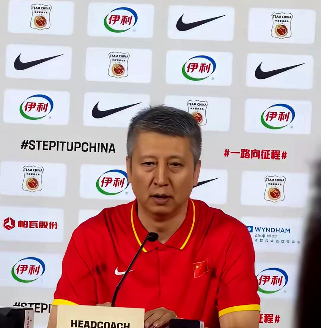 真搞不懂，为什么谁和我们打，三分球手感都会奇迹般的爆棚？
 

虽然第四节李弘权、庞铮麟两个爷们站了出来，但仍没有拯救中国男篮，结果本届比赛无牌而归！
 

赛后很多人都在抱怨运气太差，觉得对面是撞了大运。
 

可冷静下来多看几次回放就会发现，哪有什么玄学神射手，满场都是没人贴防的训练式大空位。