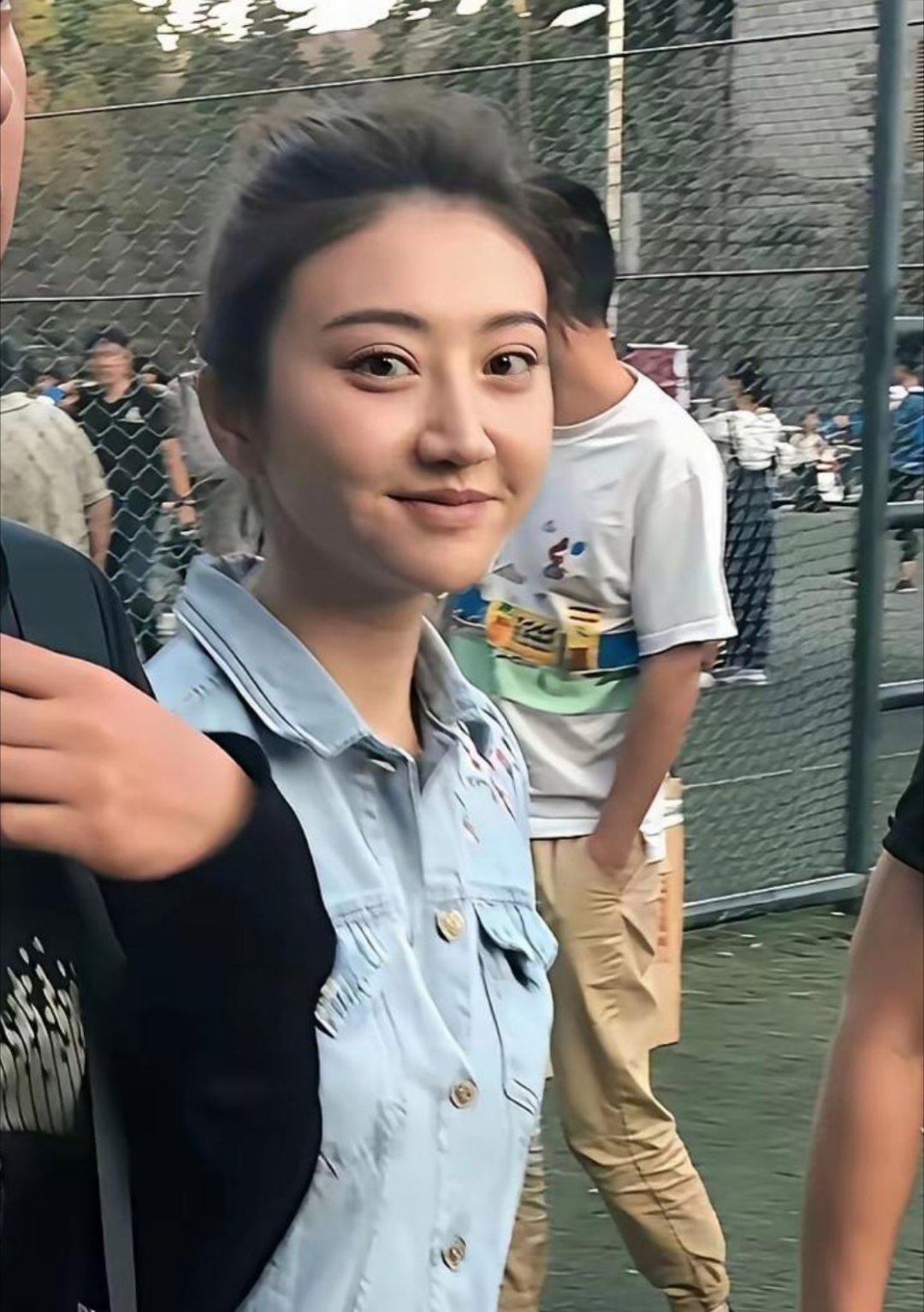 难怪孙宇晨说她很普，放在娱乐圈景甜确实算不上最好看 ​​。 ​