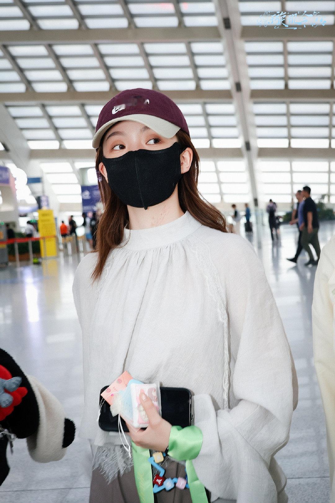#陈卓璇[超话]##第五届华语纪录电影大会# 
2026.09.25 PEK🛬
中秋节快乐啊！知道菜菜喜欢肉馅的月饼了！
云腿月饼，更适合贵州宝宝的体质
​