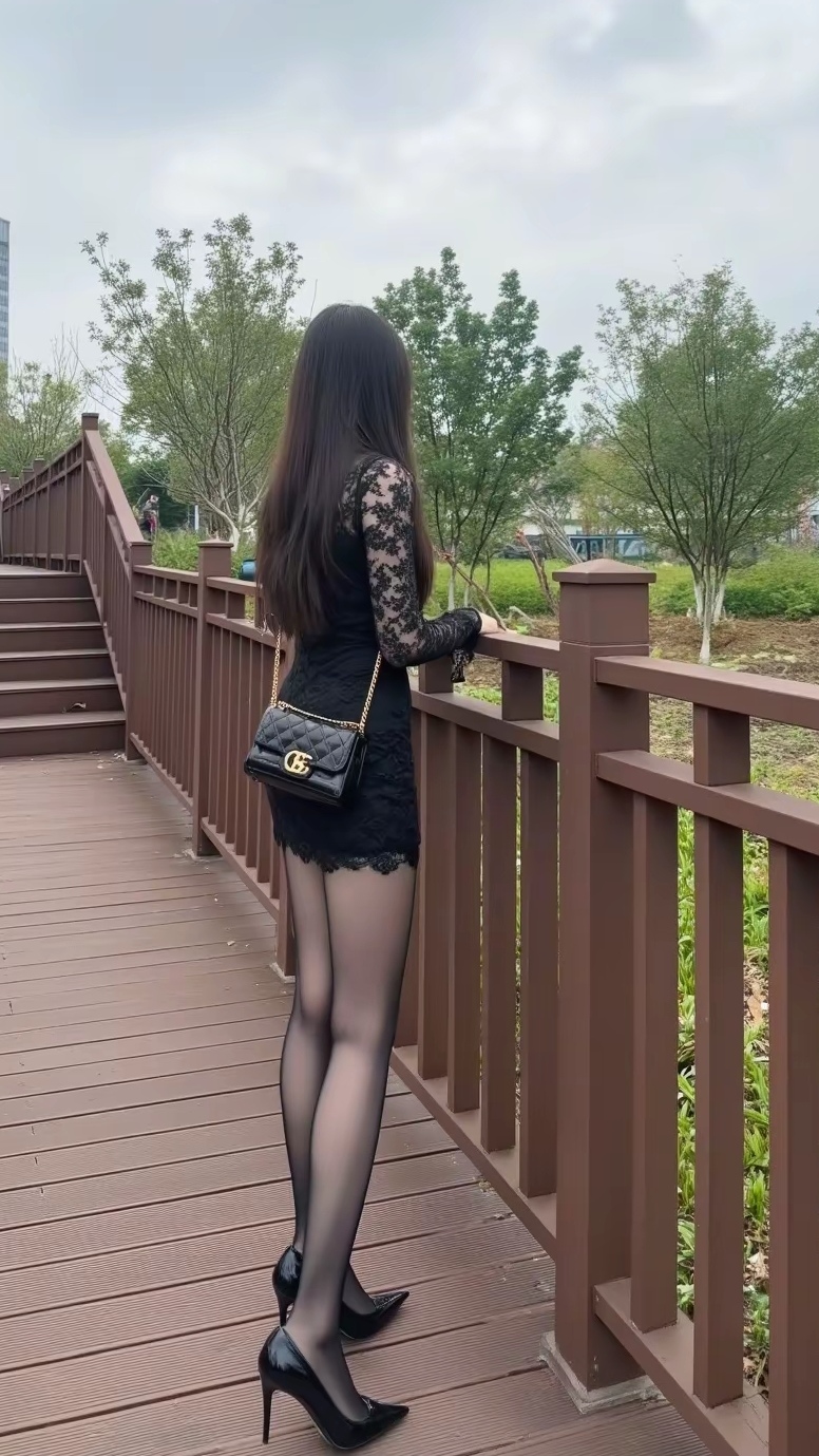 <p>长发及腰的小姐姐 高跟黑色丝袜穿搭 背影 <!--{img:0}...