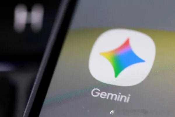 谷歌官方9月24日披露，新一代旗舰大模型Gemini 4即将发布，目前已进入后训练对齐阶段。它基于全新世界模型架构，原生融合感知、多模态理解与智能体能力，长链条推理、复杂任务处理能力大幅升级。谷歌计划先行推出早期版本，后续持续迭代，以此追赶竞品。Gemini4支持百万级上下文，强化视频、语音、图文 ​
