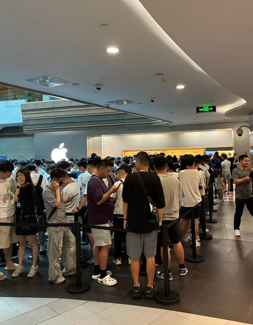 #上海首批iPhoneDuo用户已进店取货##上海iPhoneDuo自提现场办eSIM##微信适配iPhoneDuo版本#上海静安门店排起长队，首批果粉顺利拿到iPhone Duo新机。这款机型无实体卡槽，门店现场开通eSIM服务，即取即激活。好消息接踵而至，微信更新适配版本，解决大屏黑边问题。线下一站式办理通信服务，线上App快速 ​