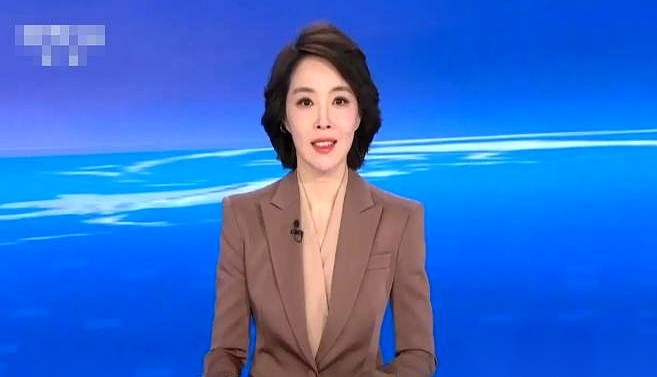 9月16日，中国移动向全球开源了名叫Open-RAIL的底座，这是行业首次把VLA/WAM模型和机器人本体结结实实连在了一起，一口气把机器人的关节加速度偏差从10多全部压到了0.1。
以前让一台新机器接入系统的时间跨度最少得按周来算，在这个底座建成后直接被压缩成了按小时算。
央视网的报道提到，市面上