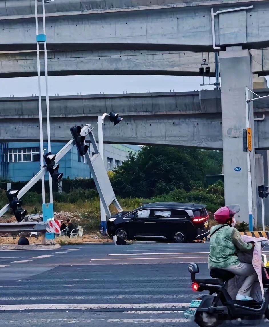 腾势D9把路边红绿灯撞倒了车都没啥事！ 人也没事！ ​​​