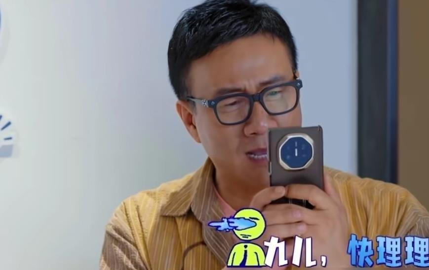 胡军大概怎么也没想到，自己这辈子最大的“滑铁卢”不是在片场，而是在亲闺女的一通未接电话里。
前脚刚凭一身硬骨头拿下大奖，拍新戏为了贴合角色能生生饿掉30多斤，荧幕上随便瞪一眼都带着杀气。结果转过头当着镜头的面，给闺女拨电话硬是没人理。
边上的李乃文嘴毒，斜着眼睛补了一刀：“拉黑了吧？”
那一瞬