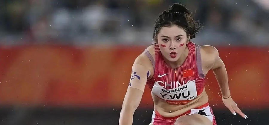 起跑慢到全场倒数第一，后程狂追硬抢铜牌！吴艳妮哭了：三年了，我终于有成绩了，这一千多天只有自己知道怎么熬过来的
0.192秒。八名决赛选手里的倒数第一。名古屋湿滑的跑道上，吴艳妮起跑反应出来的那一刻，看台上有人叹了口气。
第一个栏架前，她处在队尾，电视转播镜头里几乎找不到她的身影。但接下来发生的事，