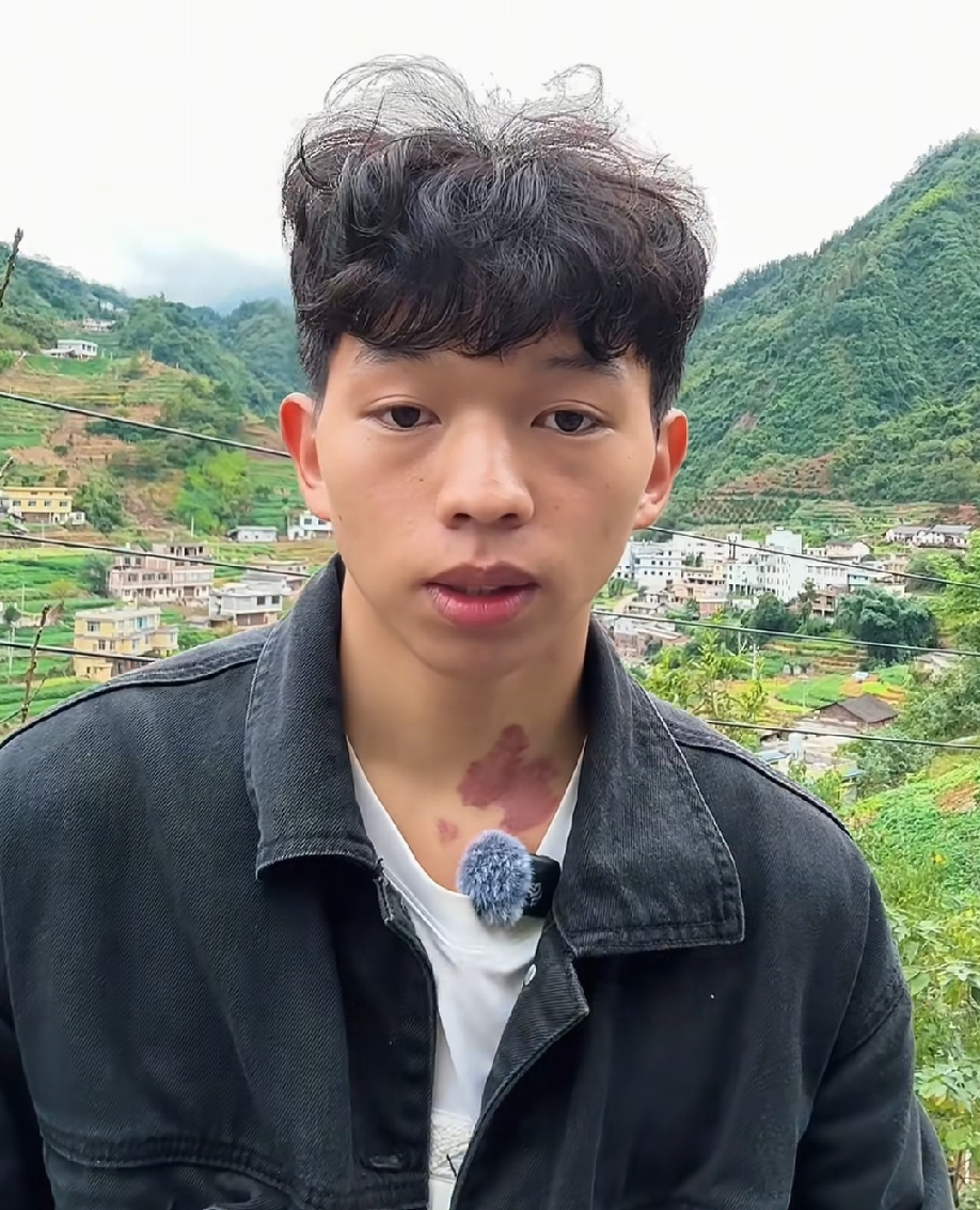 一句拜托牵动全网，
从小被轻视的孤儿，
结婚这天被千万人偏爱……

说起婚礼，我们总会想到豪华、浪漫，比起奢华豪门婚礼，这场乡村婚礼，才是真正的顶级浪漫，更是一场人间救赎！

云南昭通24岁小伙小小徐，命运开局便满是坎坷。3岁丧父，5岁母亲改嫁，爷爷奶奶离世后，小小年纪彻底无依无靠，没有父母撑腰，没
