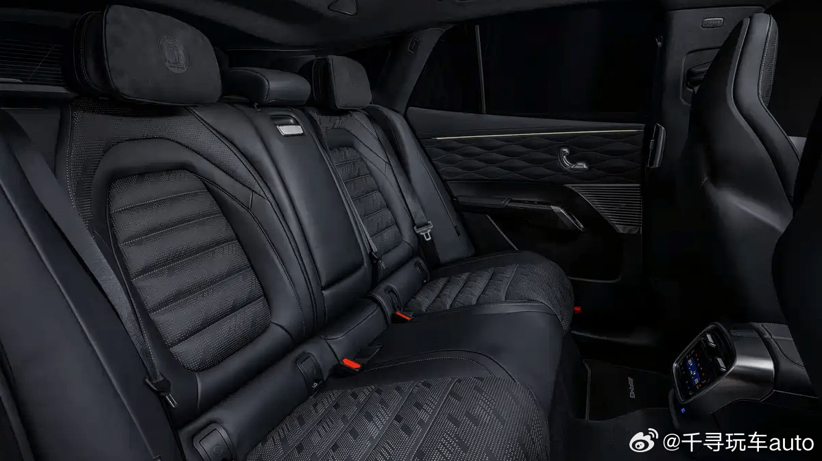 说实话，AMG GT SUV这外观，真有点难评啊
虽说AMG本来就一直走运动激进风，但这台属实是设计得太放飞了——前脸大格栅跟龇牙咧嘴似的，尾部一大块黑塑料质感拉胯，完全没了以往奔驰那种稳劲儿，审美不知道飞到哪里了
但内饰是真的没槽点！
不是现在遍地都是的那种一块大屏糊弄事，人家是三块屏分工明确 ​