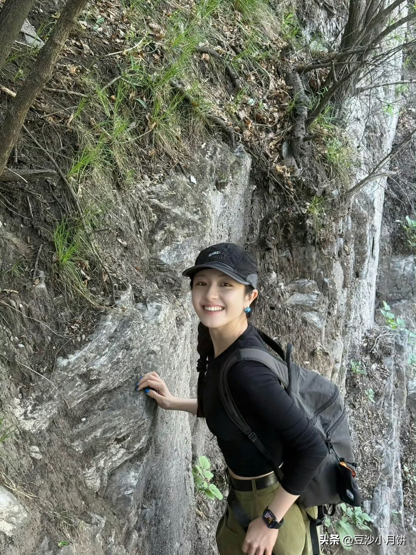 在我心里，李兰迪一直是余周周那样的乖巧女孩模样，没想到现实生活里的她居然是个飒爽酷感的姑娘，从她的日常穿搭里就能看得出来。