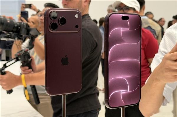 产业热点速递：iPhone新机预售火爆、比亚迪扩建远洋船队、亮相首尔国际内容展
 
苹果新机开售即售罄官方回应争议，比亚迪再订十艘汽车运输船加码出海，懂淘（懂游宝）赞助BCWW拓展全球泛文娱合作
 
一、iPhone 18 Pro预售瞬间售罄，苹果客服否认饥饿营销
 
9月12日晚八点，iPhone 18 Pro系列正式开启全 ​