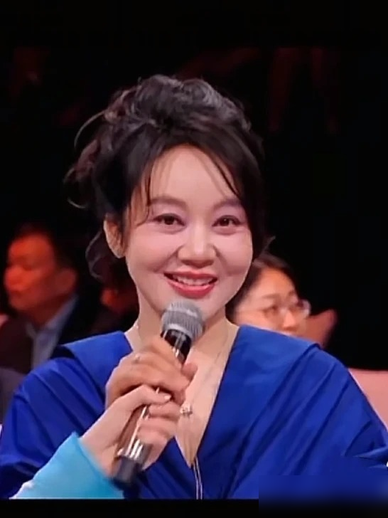 闫妮说60岁是中少年，底下退休阿姨全笑疯了。国庆档《活色生香》提前观影，有人聊催婚，有人聊黄昏恋，愣是把场子聊热了。
闫妮接这片，就因片名四个字。她拆开念：活是鲜活，色是姿色，生是生命力，香是还有余味儿。叶童更直接，说角色就一句今朝有酒今朝醉，哪怕失败也要绽放。倪虹洁一看阵容，闫妮加叶童，接了。