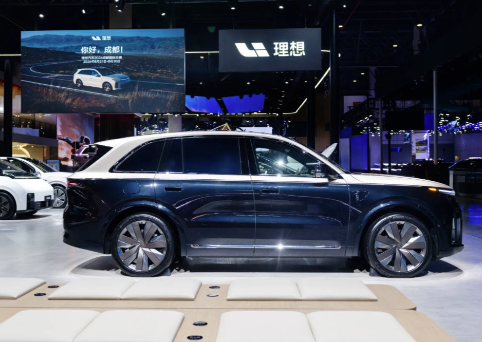#理想汽车# Q2营收257亿元，环比增11.7%；交付98,330辆，环比增3.4%。上半年20万元以上新能源市场中国品牌销量第一；研发费用28亿元保持新势力领先。Q3展望交付9.5万-10万辆、收入266-280亿元。 ​