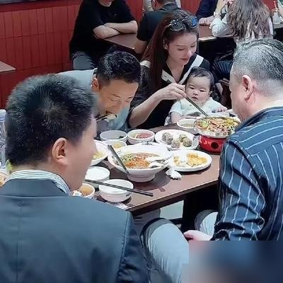 汪小菲被传“带辣妹打球”，马筱梅直播里直接笑了：那个人就是我。
她说那天穿了条百褶裙，戴个遮阳帽，跟平时风格不一样，熟人没认出来。朋友火急火燎跑来“通风报信”，她一对时间地点，当场摊牌。
这还没完。有网友扒出她聚餐时给保姆夹菜，对汪小菲前妻的孩子也照顾得滴水不漏。被问生二胎，她就一句“随缘”，不