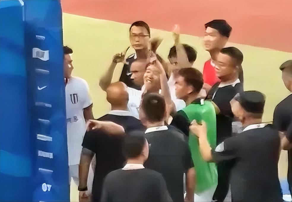 韦世豪又双叒上热搜了，这次不是因为进球，是赛后对着河南球迷看台比了个圆形手势，直接把自己推上了舆论风口浪尖。
 
这事发生在中超第26轮成都蓉城客场踢河南的比赛后。本来这场是蓉城的冲冠关键战，赢球就能提前4轮夺冠，结果全场被河南队防得没脾气，0-0闷平收场。韦世豪整场被重点盯防，只完成1次射门，还因