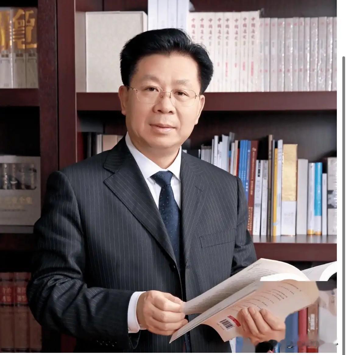 今天刷到一条通报，差点把刚喝的水喷出来。

邮储银行原副行长曲家文，被查了。

哈尔滨工程大学工学博士，教授级高工，享受国务院特殊津贴。这履历摆出来，扔进高校是博导，扔进科研院所是带头人，扔进金融圈更是少见的“技术派高管”。

从黑龙江邮电系统一路干起，邮储成立之初就进场，省分行行长、总行副行长，一