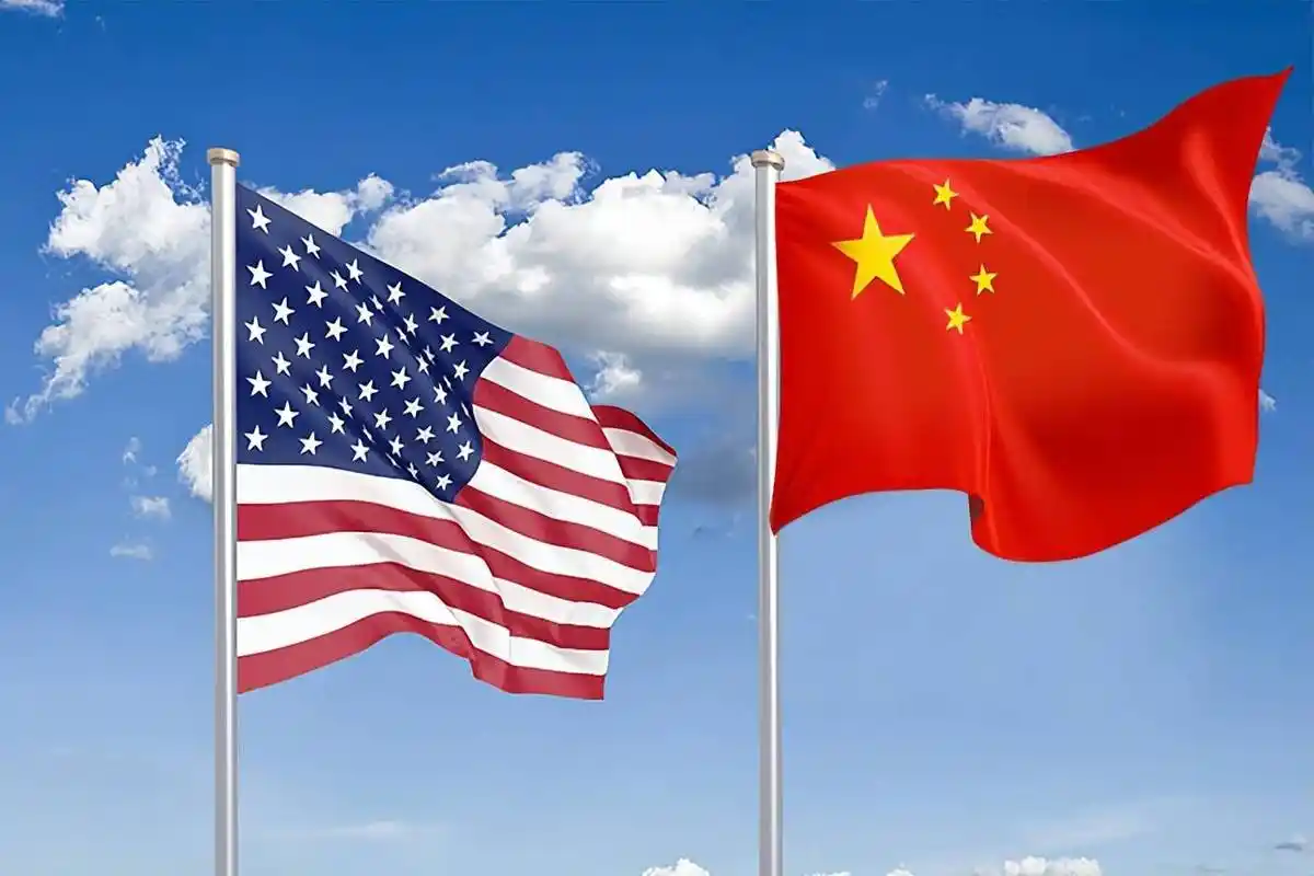 中美这场博弈，可能要打到根子上了，美国要的可能不是贸易平衡，而是直接压制中国！

中美之间的博弈早就不是简单的关税贸易摩擦，而是美国针对中国发起的全方位体系性排挤，核心目的是把中国从全球主流产业分工和规则体系中剥离出去。
 
这也是近几年全球经济格局持续动荡的核心原因，彻底改变了过去数十年全球经济一