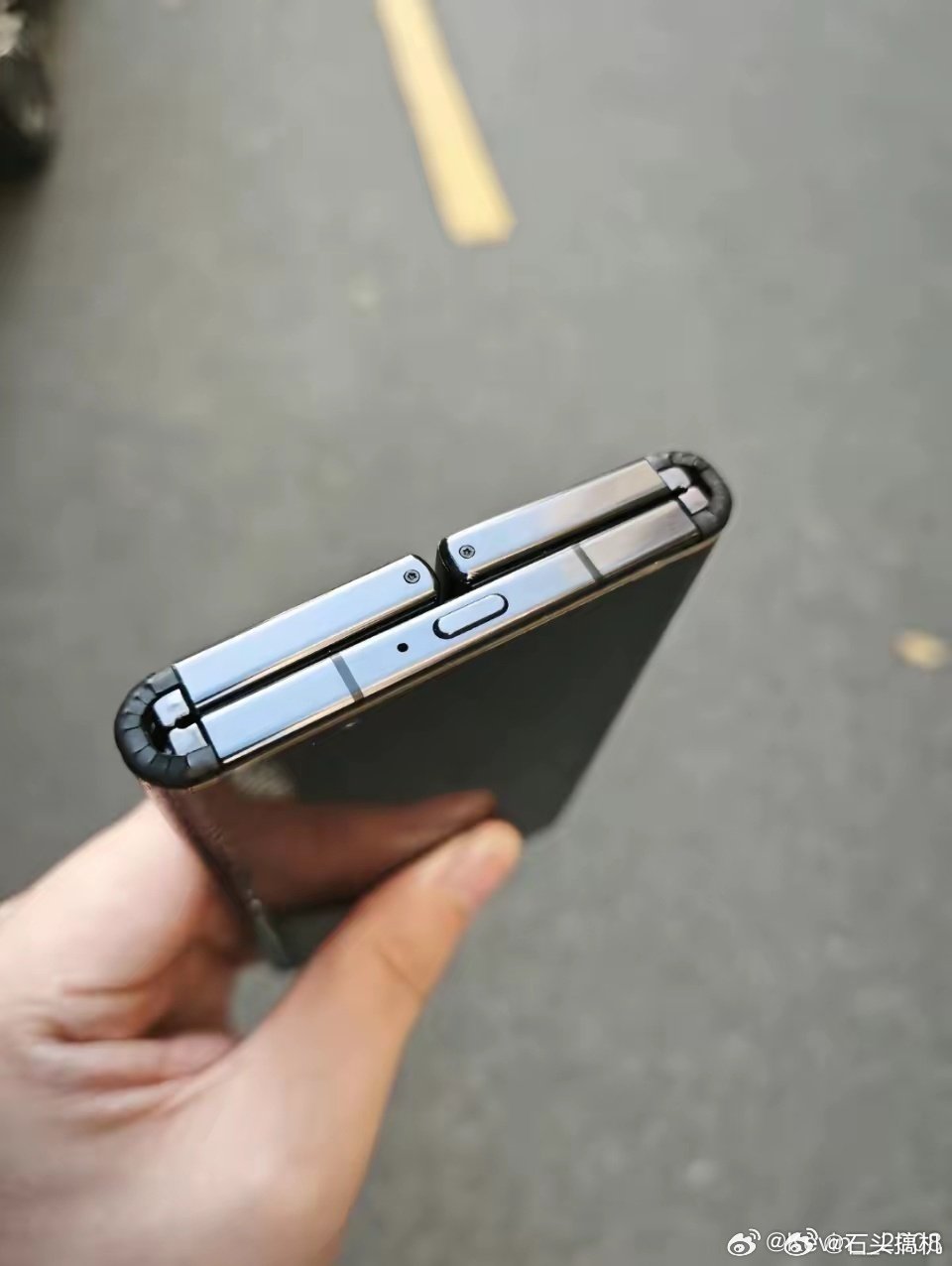 之前我说能做折叠屏的手机厂商，同样也能做出来三折叠，结果有人喷我…[泪][泪]小米三折叠工程机，注意是早期工程机，铰链等一些细节还没有完善，后面砍掉的原因应该是市场需求少… ​