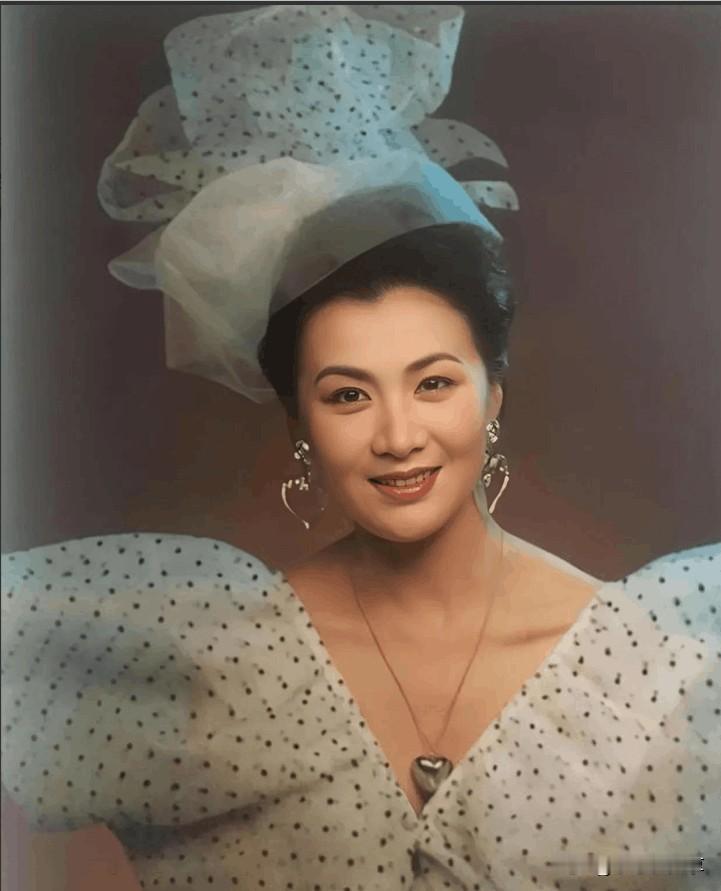 这位女士好眼熟，她是谁呢？她端庄优雅，面带微笑，柳眉、杏眼、长得大气耐...