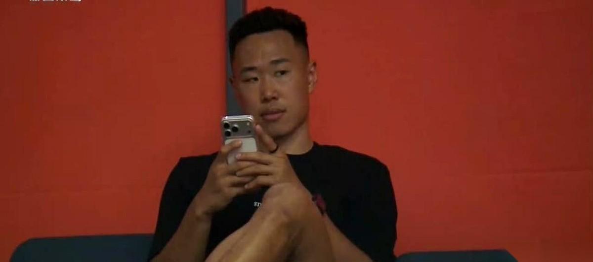 媒体反映有男篮球员抱怨不知输赢的比赛带着自己，亚运会有机会冲金牌却没份了。
跟着打完世预赛第二阶段的贺希宁就是落选者之一，大名单变成了崔永熙和李悦洲。
深圳篮球记者爆料他离队并非因为伤病，人员替换的具体依据还没人出面讲清楚。
这几句抱怨，听着太像普通打工人的真实处境了。
世预赛这种不好打的硬仗，把人
