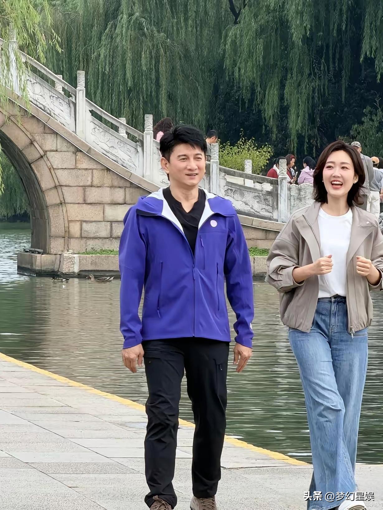 网友在扬州瘦西湖偶遇55岁吴奇隆。
 
他身穿亮眼的紫色户外外套，搭配黑色长裤，身形挺拔，精神十足。

漫步于湖畔石桥旁，虽是中年，依旧帅气有型，风采不减当年。