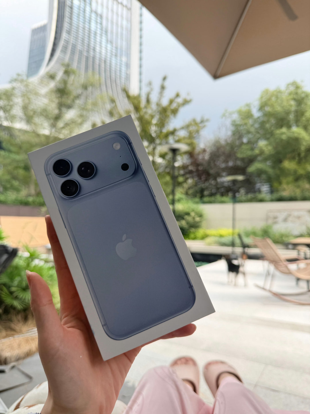 #iphone18pm#苹果确认！美版iPhone 18 Pro Max爆出蜂窝断网故障⚠️
少量AT&T用户遇到：手机丢失蜂窝网络，无法打电话、收发短信、使用流量，离开WiFi基本没法用。
苹果推送iOS27.0.1与运营商更新，用来预防故障继续扩散；但已经中招的机器，软件修复无效，唯一方案就是换机。
关键点：只有美版18 Pro  ​