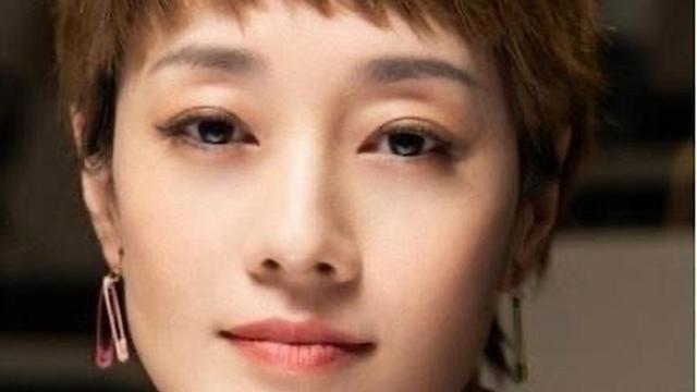马伊琍当场翻脸：说我结过婚还有儿子？太荒唐了。
网上传得有鼻子有眼，说她婚前跟人结过婚生过娃。郭德纲当面问，她直接怼回去，没这回事。
真相是，她之前那段五年感情，男方是导演管虎。两人没领证，性格不合就散了。管虎后来娶了梁静。
2008年她嫁给文章，生了两个女儿。2014年文章出事，她说了句且行
