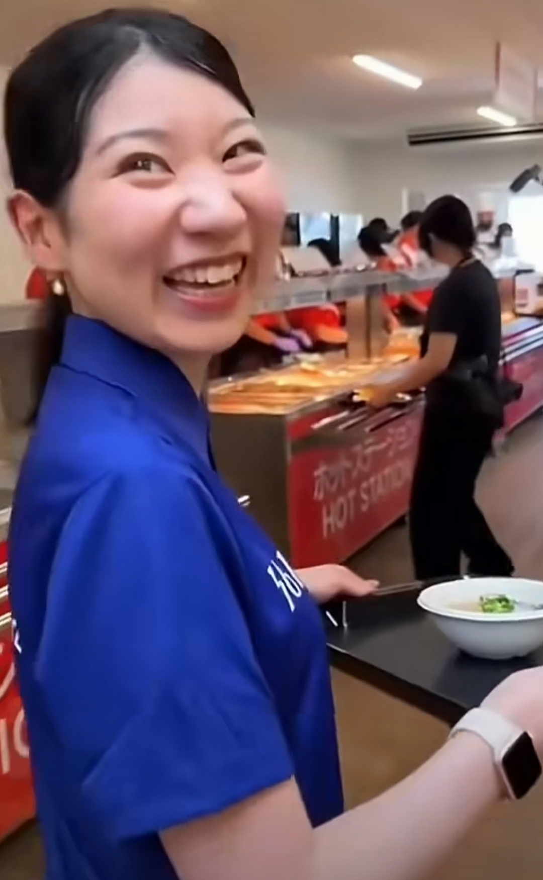 应该是看到了泰国队的吐槽，所以日本女记者亲自下场，证实名古屋亚运会的伙食并不差！

这位小姐姐，还挺接地气，端着饭碗游走在食堂里，打饭的时候，并没有出现限量的情况。

她倒是很满意！

还有中亚两个国家的运动员，也发视频说，能住在邮轮上，挺酷的，吃的也不错！

由此看来，大型赛事原来也可以由奢入简啊