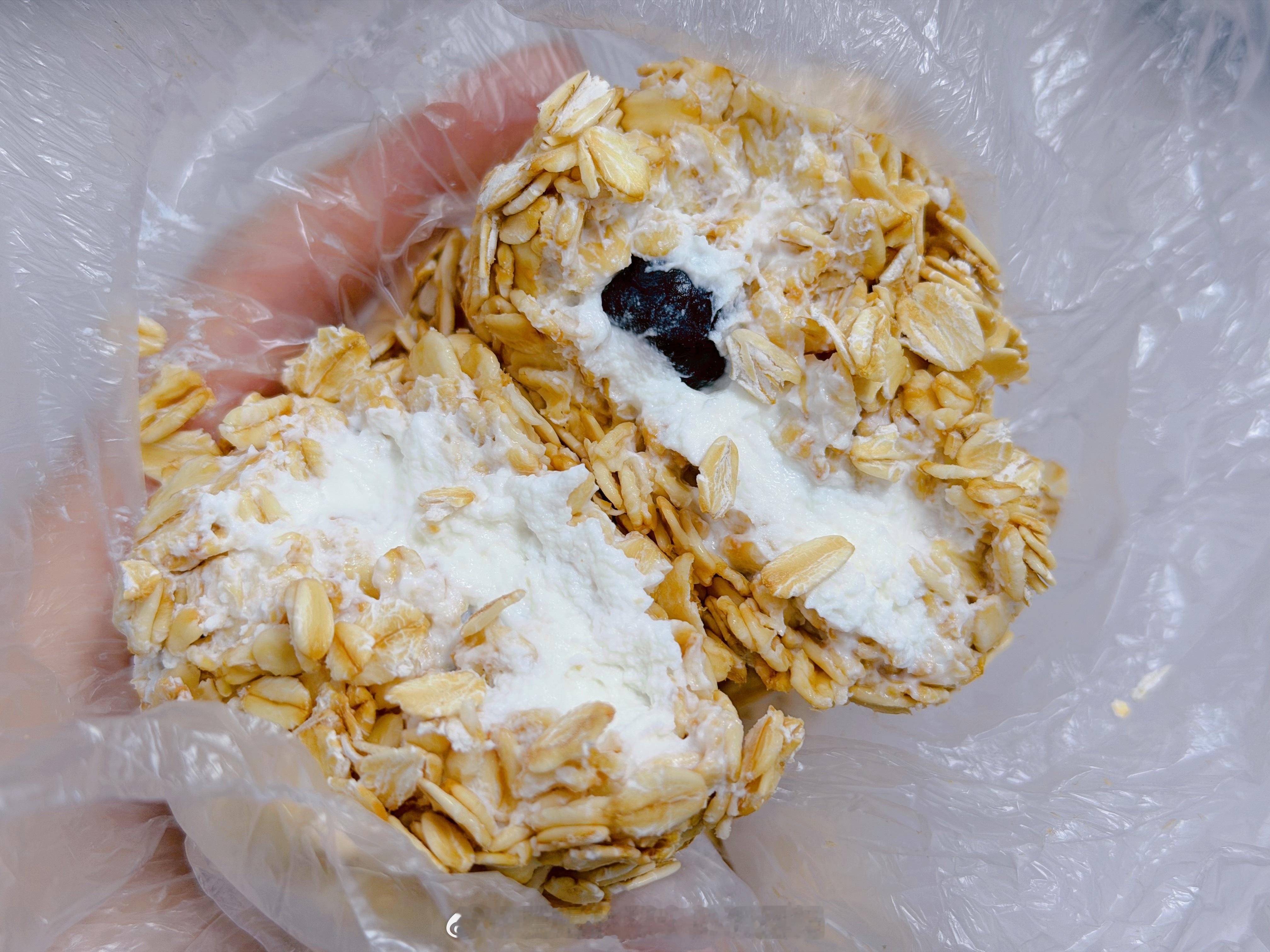 上周学了个这个无糖酸奶水果燕麦饭团你们也可以试试比起隔夜燕麦这个不用刷碗了[笑cry][笑cry][笑cry]但是我第一次做没有经验燕麦片铺厚了酸奶也少了点最外层有没充分浸润的[揣手][揣手][揣手] ​​​