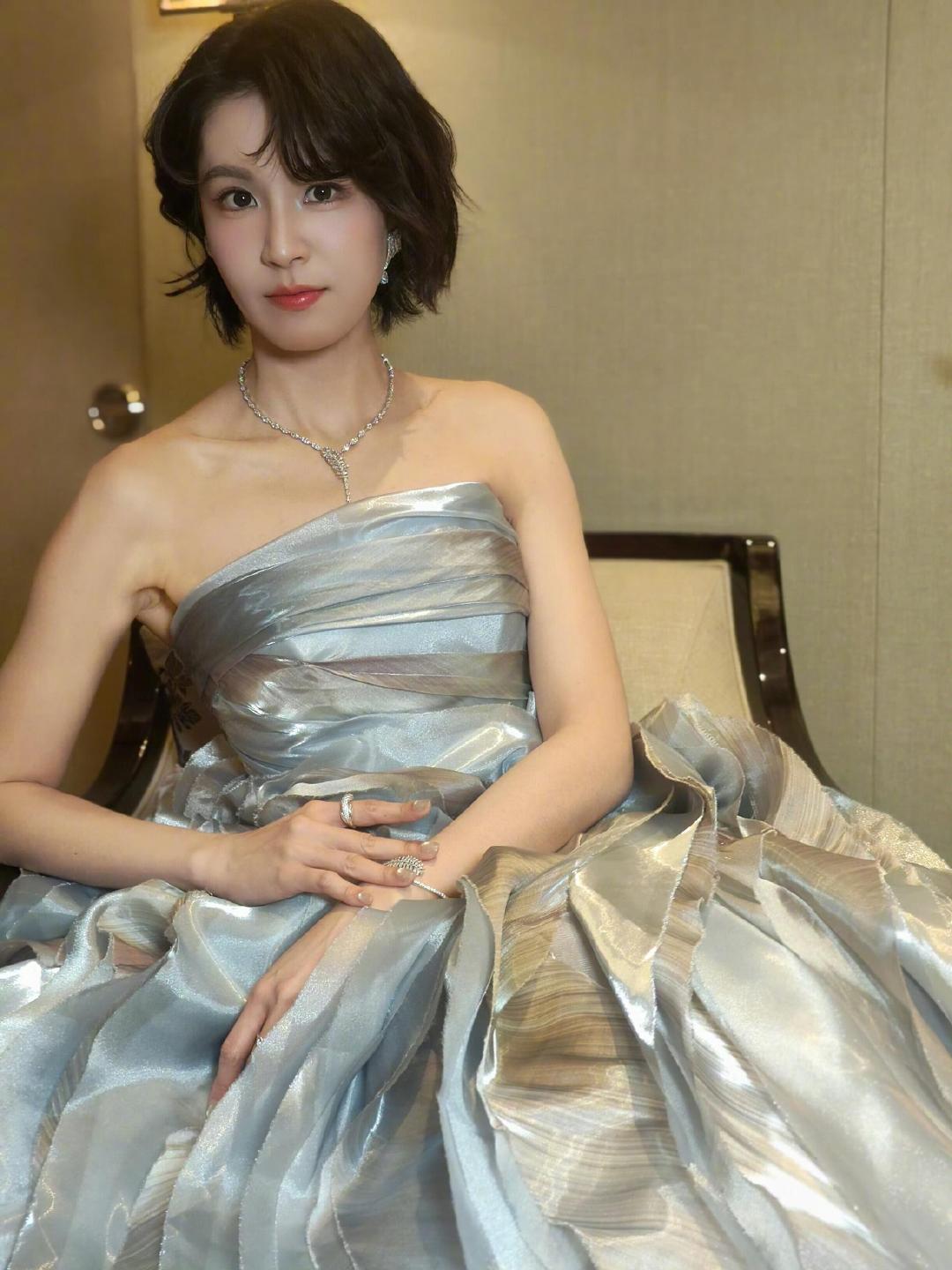 #曾沛慈身着闪耀长裙璀璨耀眼# 
曾沛慈亮相芒果青春夜，以一袭Amusee Moi 2026秋冬系列「极夜余温」礼服将海浪的流动感穿在身周身点缀Swarovski饰品，水晶的璀璨光芒在流动的裙摆间若隐若现，仿佛海浪中溅起的细碎星光，与礼服的幻彩质感相映成趣。整套造型既有艺术感的视觉冲击，又不失红毯的华贵气场！