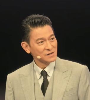 天王刘德华隐婚20年，竟是因为有人拿棍子砸他的车。
当年极端粉丝的疯狂，逼得他不敢让朱丽倩见光。
两人86年相恋，为了保护她，刘德华把这段关系藏了20多年。朱丽倩出门要躲，坐车要走密道，连看场演唱会都得钻红馆暗门、被保镖层层护着坐进角落。
明明合法夫妻，却活得像个秘密。
如今60多岁的刘德华