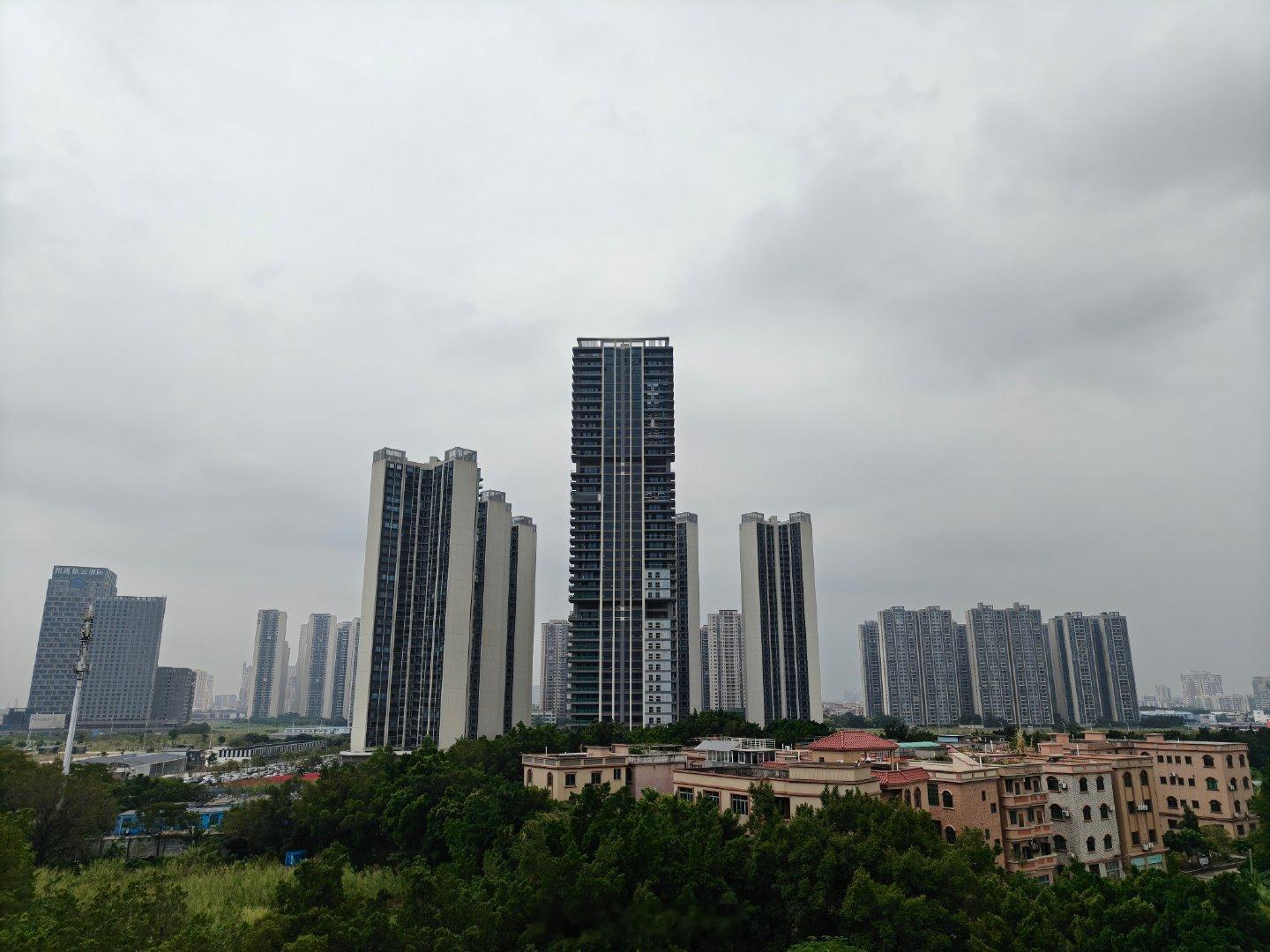 #佛山天气实况# 大家早上好~~今日天气变化比较明显，大家要注意及时增减衣物哦。上午8点，佛山最高温度24.3℃，雾比较大，能见度较低，大家出行要注意交通安全，减速慢行。#第140届广交会第二期圆满收官##原来幸福也要洗杯子# ​ ​​​​