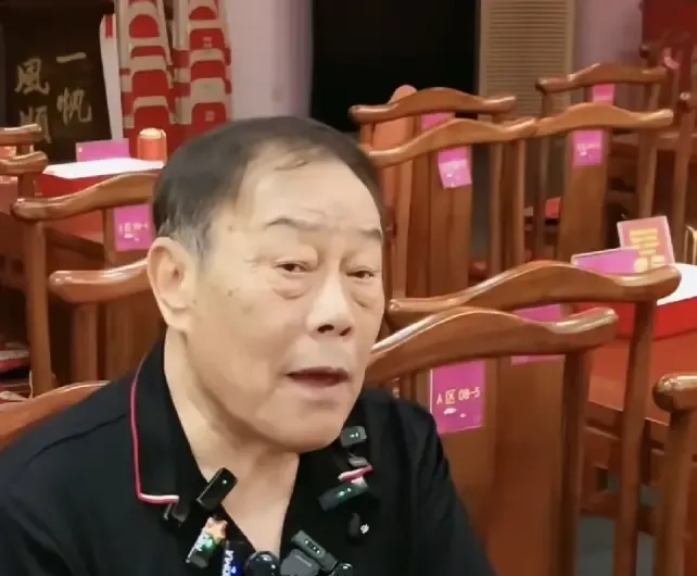 杨议亲大哥、杨少华的长子杨威喊话郭德纲：“德纲，你叔我绝对不蹭你流量，你放心。我压根不缺那点流量，就是打心底佩服你的勤奋。

当年演出返场环节，郭德纲牵着杨威的手，对着全场所有观众说道：“这是咱们天津德云社的特派员，什么时候来都欢迎，大伙本来就是一家人。””

这句话听着像玩笑，落到一个74岁的老艺