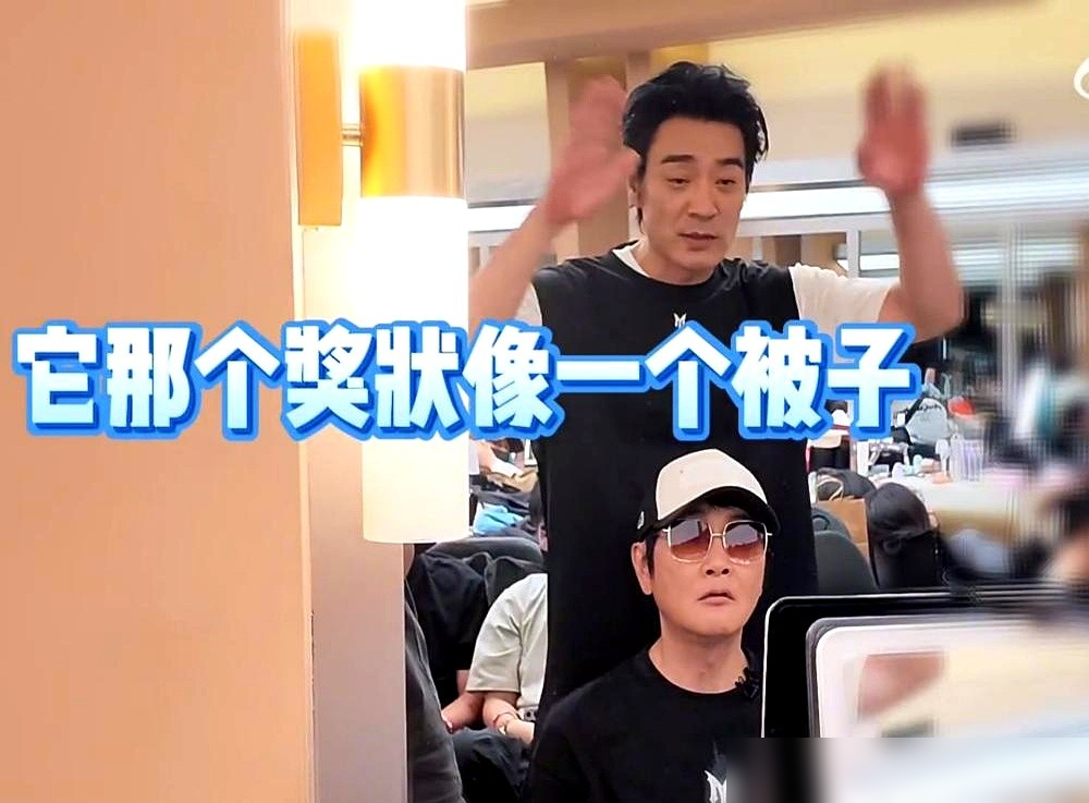 队长不在，合照里也得有他。邵子恒直接把孙楠给P上去了，配文就一句：队长我们去小考了。
孙楠请假缺席，这位置愣是没人敢站。邵子恒手动抠图，硬把楠哥塞回C位。技术糙不糙另说，态度摆得明明白白。
再看这俩称呼，早先还一口一个楠叔，录着录着改口叫楠哥了。这哪是综艺剧本能写出来的热乎劲儿。
节目里抢破头