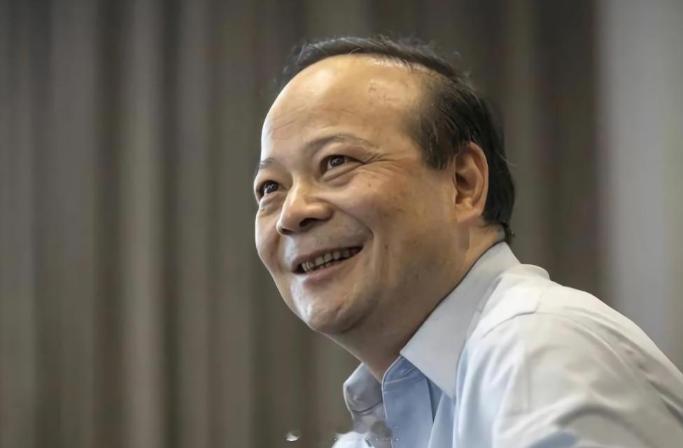 【#曾毓群强调宁德品质首先是对风险保持敬畏#】 9 月 3 日，2026 世界动力电池大会在四川宜宾开幕。宁德时代董事长兼 CEO 曾毓群在主题演讲中直指行业 “速成”乱象。他表示：“大家比速度、比参数、比价格，开发周期越来越短，但这是以牺牲产品质量和消费者信任为代价。”他强调，新能源产业最重要的 ​
