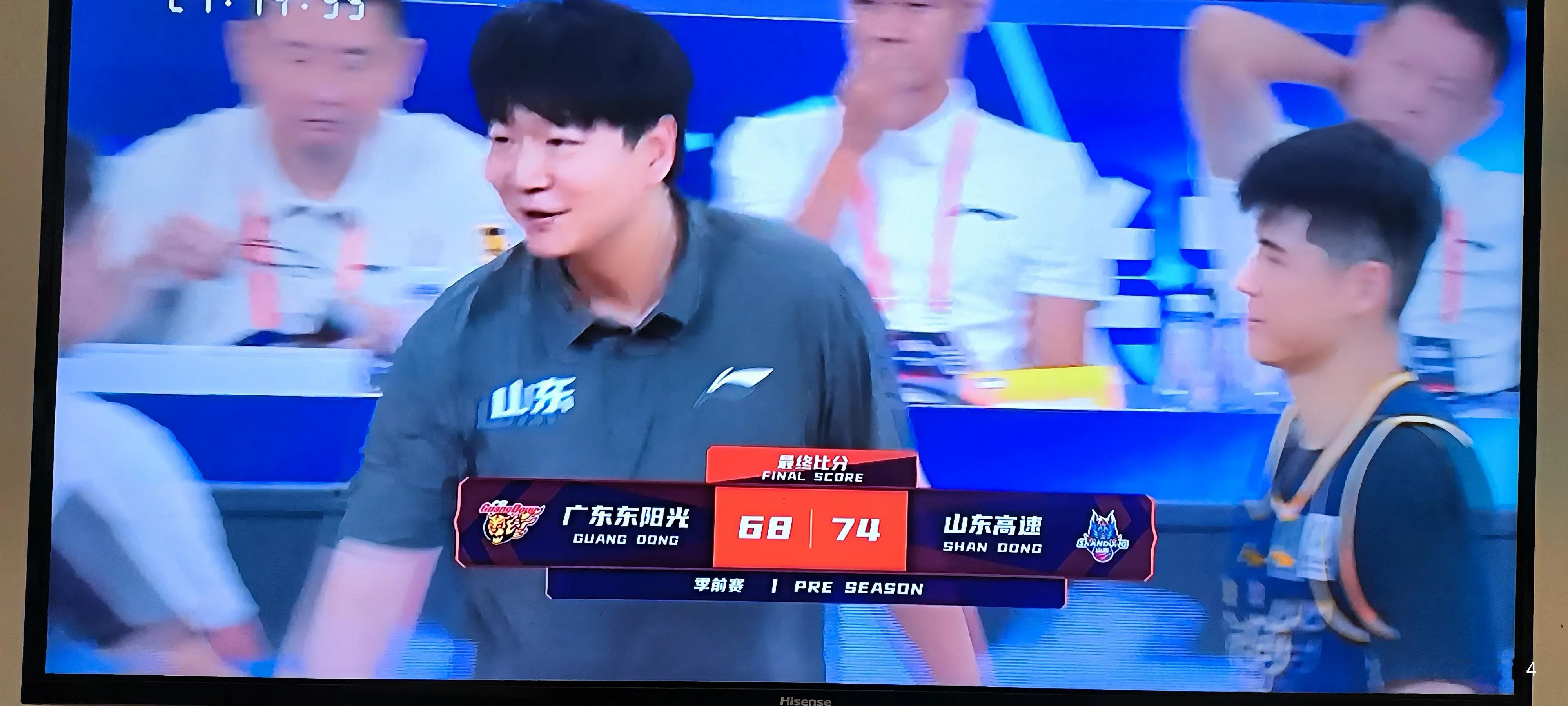 这个赛季不要对山东队的三个外援抱有太高的希望。
咱们拆开看这三个人：班顿、普卢默、法耶，三个人各有短板，都不属于CBA那种能一己之力接管比赛的超级外援，比如哈德森。
 
1. 达拉诺·班顿（203cm高大锋卫）
 
履历看着最唬人，有NBA经历，季前赛打广东拿18+7+5，数据亮眼。
短板很明显：三