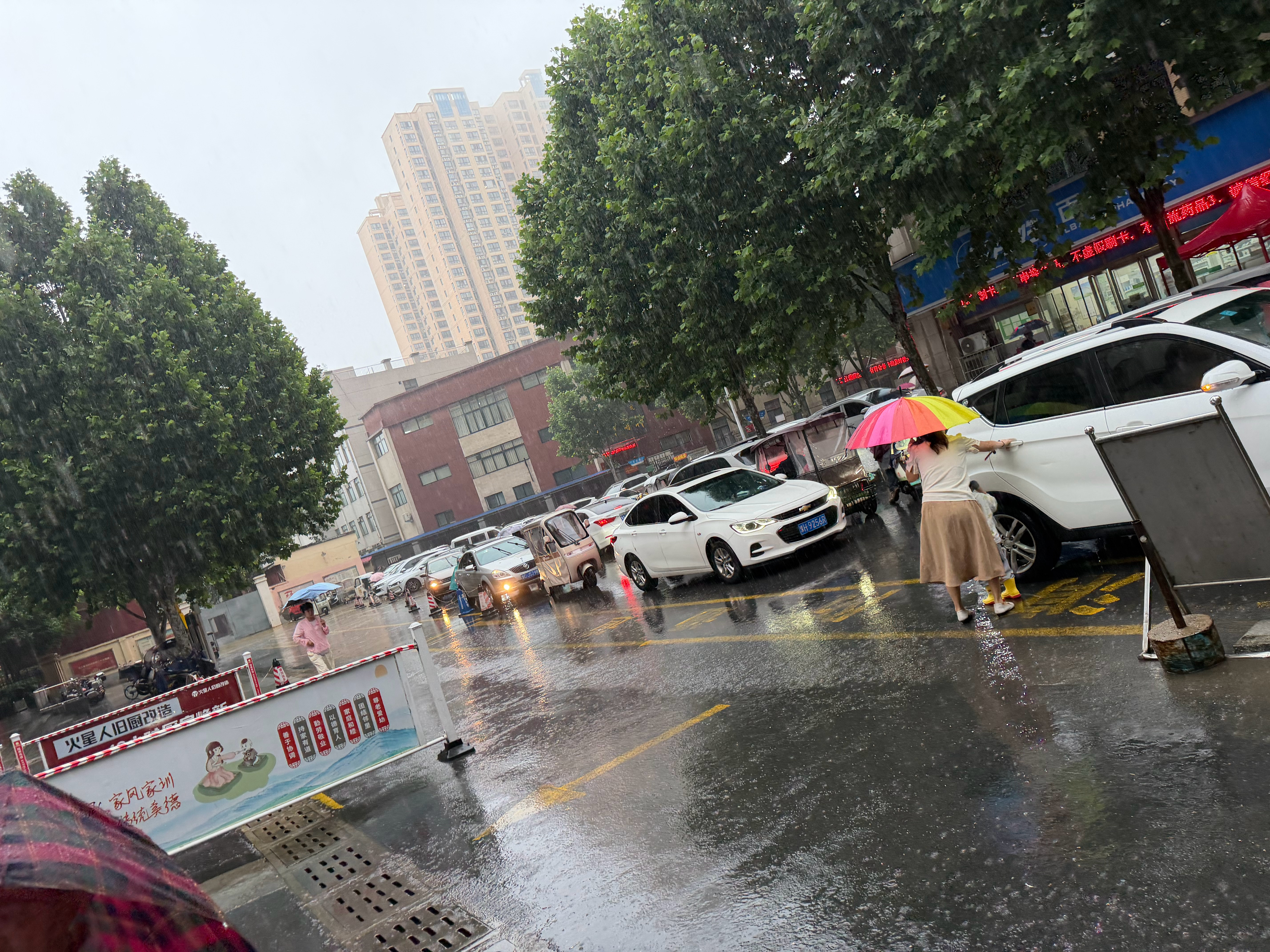 这么大的雨，这么堵的车，大雨天气大家都太难了[淡淡的] ​​​
