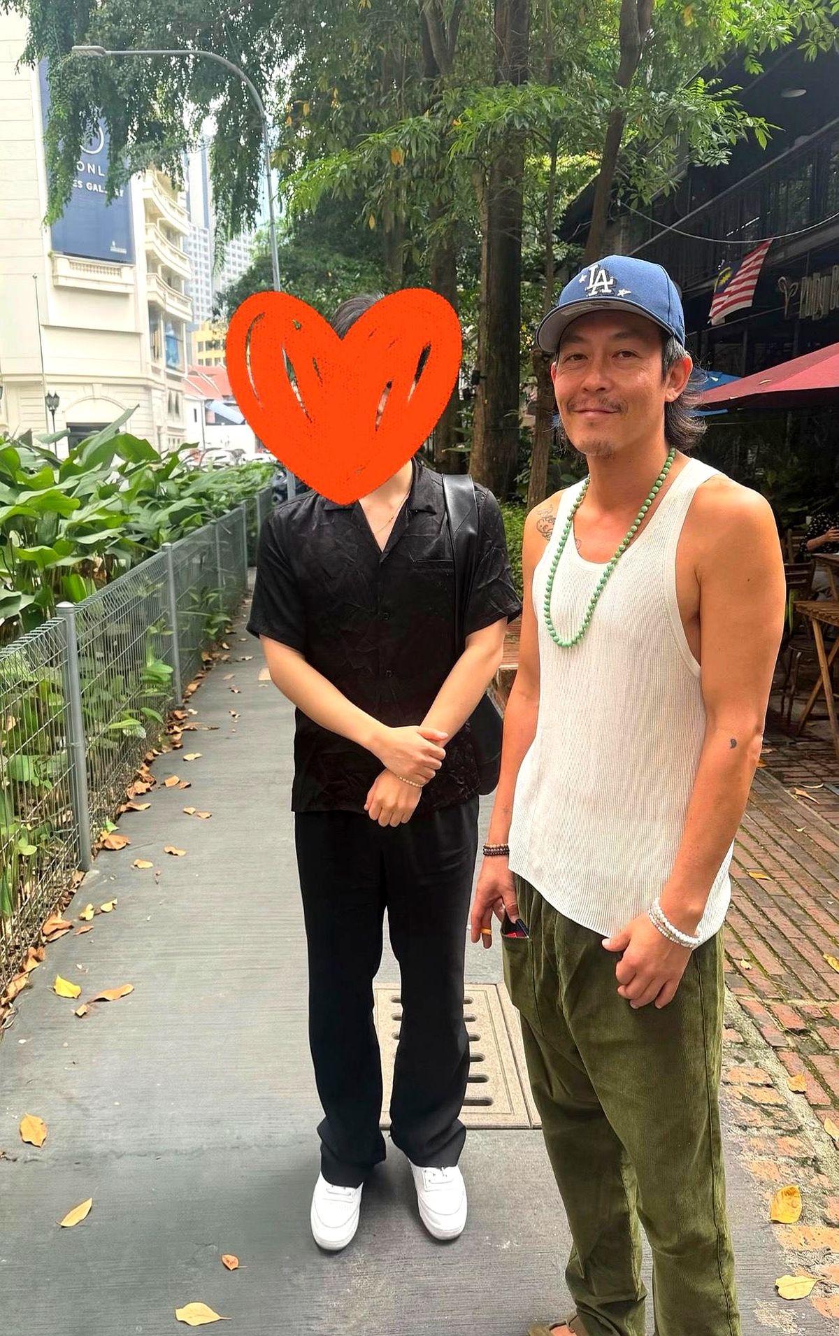 46岁陈冠希在吉隆坡被网友撞见，真实状态出人意料。

一没发福，二没僵化。

他现在私下穿搭只求自己舒服，完全不刻意捯饬了。但身材没走样，面部轮廓一直都在那摆着，保养得相当不错。

说句实话，46岁能保持得这么自然，但凡他愿意稍微精心打扮一下，是不是照样很帅？