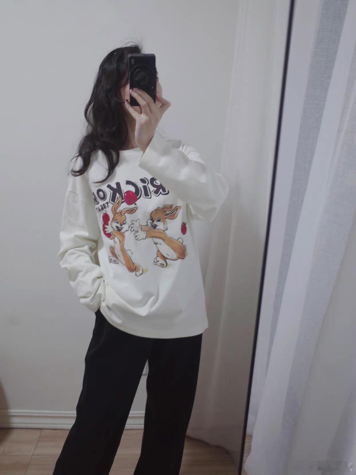 何超莲同款，就是她穿的图找不到了[允悲]，它当冬款内搭也可以，小兔子平安果，小精致感 有两个做工细节👇

①字母采用绒面发泡工艺，有绒感，立体生动！
②兔子图案采用数码白墨直喷，环保，安全，色彩分辦率高饱和度高，更逼真！色牢度好，触感也更舒适
100%棉，布面纹理清晰，舒适透气，挺廓有胫 ​