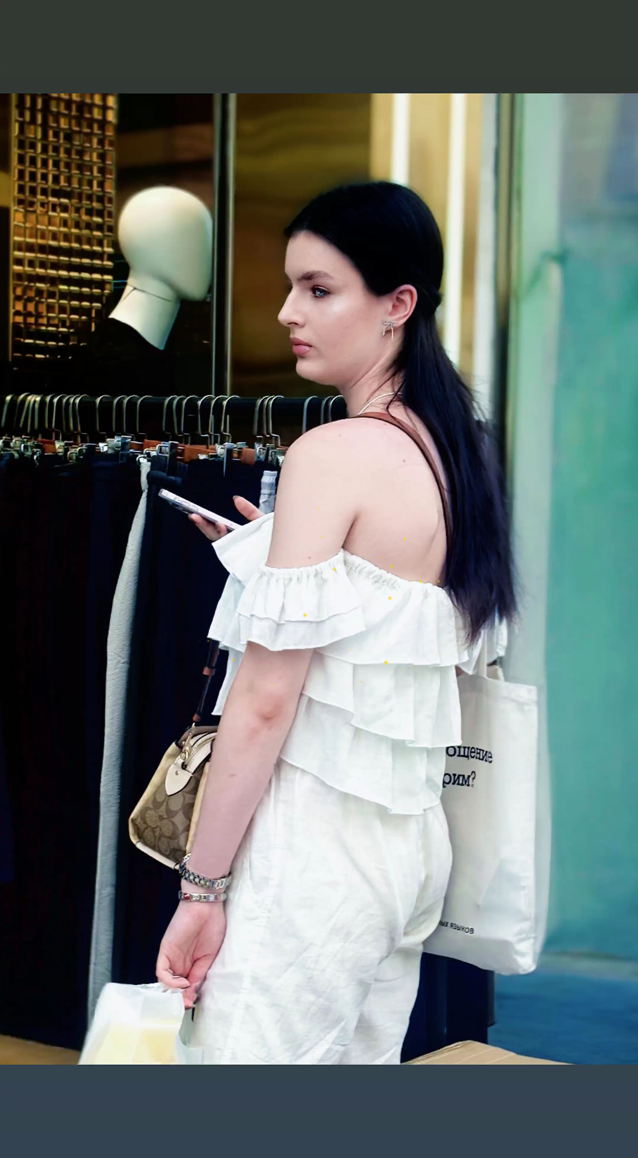 【露肩荷叶边，逛店的轻法式时刻】 抓拍一外国美女逛街的轻松时刻