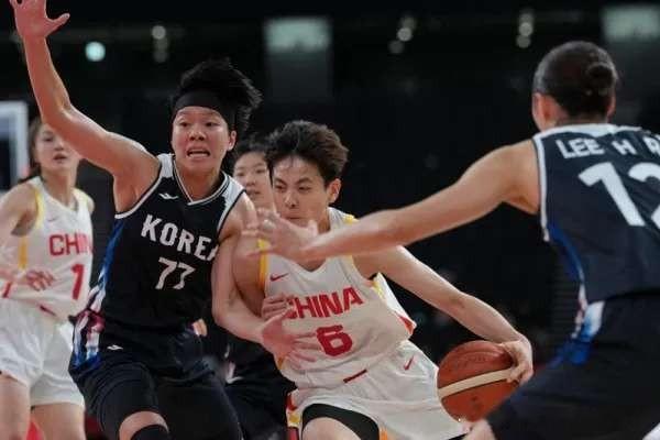 中国女篮不敌韩国谁之过杨毅先生说，今天的中国女篮与中国台北女篮的亚运会铜牌之战，中国女篮大概率不会重蹈中国男篮的覆辙，而输给中国台北女篮，连个铜牌都拿不到的。理由是按什么理论上的投篮的均值，今天的比赛中，中国女篮应该能投中一些三分球。再一个上一场打韩国，害怕在防守上吃亏的大宝贝刘禹彤，这一场面对
