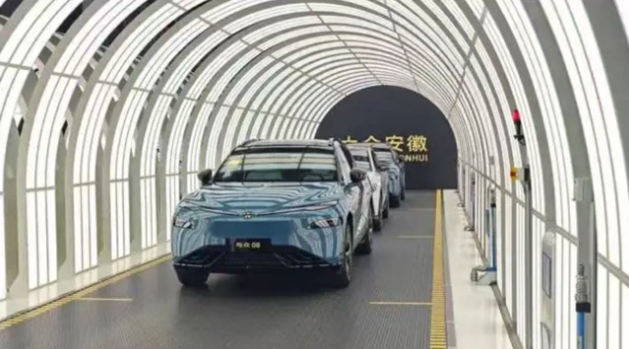 #大众汽车# 8月18日，大众汽车（安徽）有限公司第10万辆智能电动汽车在合肥正式下线，标志着这家大众集团在华首家专注新能源汽车的合资企业迈入规模化生产、全矩阵布局新阶段，也为合肥新能源汽车产业集群发展再添坚实支撑。 ​