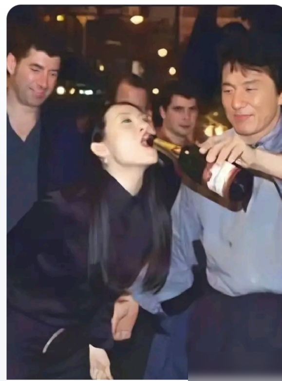 2001年成龙生日宴，章子怡连献5吻坐大腿！
那会儿章子怡刚出名，拍《尖峰时刻2》给成龙庆生，醉酒后连抱带亲，媒体拍得实锤，转头就炒出成龙父子争章子怡的大瓜。
成龙公开回应，说就是圈内朋友玩闹，一澄清就中计，还直接撂话，章子怡是儿子女友。
章子怡家人口径不一，哥哥说妹妹中了圈套被利用炒作，母亲