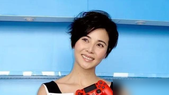 53岁蒙嘉慧复出，一句话把丁克夫妻的底裤掀了，父亲2022年走了，姐姐去年也走了，妈早年就没了，全家只剩她自己。她说以前拼命接戏是怕穷，现在至亲全没了又没孩子，突然不知道挣钱给谁花。郑伊健在旁边就一句：那就别干了，我养你。两人结婚十几年不生孩子，当初是共识，如今一个说略有遗憾，一个负责兜底情绪。日子