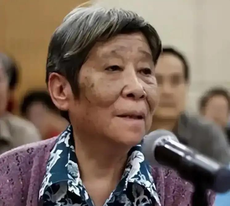 1993年杨拯英揭开真相：蒋介石当初根本没打算杀杨虎城，是张学良自作主张乱做决定，硬是把杨家拖进了火坑！
1995年秋天，上海虹桥机场，一位穿着素色衬衫的老人独自坐在候机室的角落。他手里攥着一张泛黄的、从香港转道而来的电报复印件，指节微微发白。电报落款是“汉卿”，内容是劝他安心回国，“介公既往不咎，