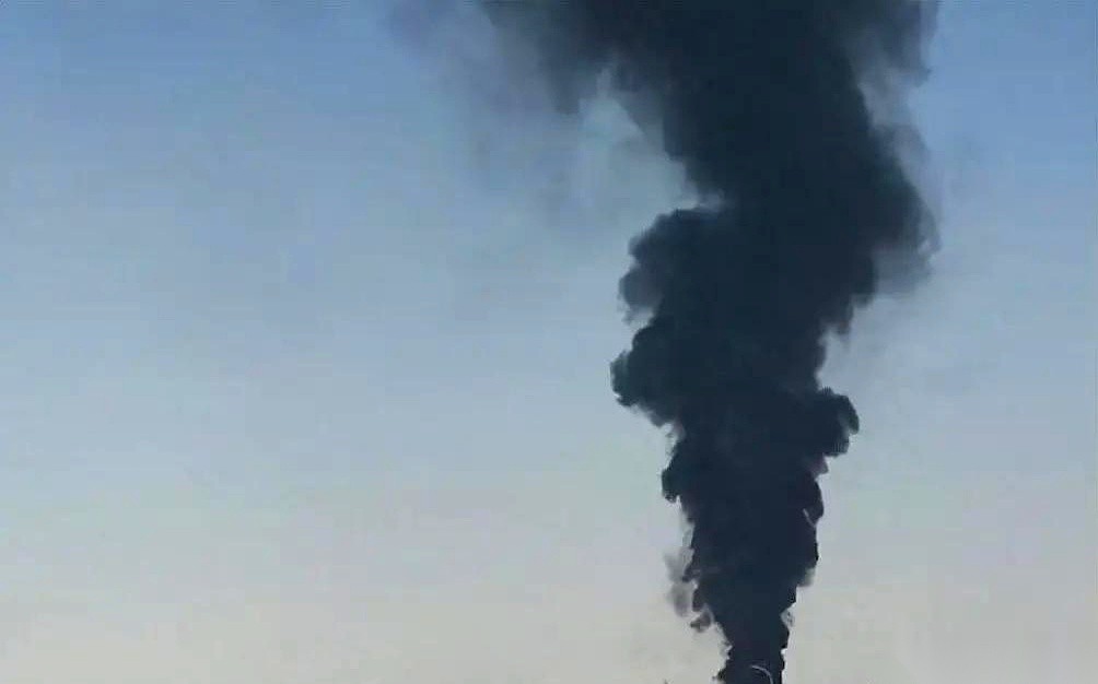 沙特哈立德国王国际机场在四天里连遭四轮袭击，现场12人死亡、309人受伤。
这个每年花几百亿美元买武器的国家防空失灵，连距离爆炸点不到五百米的T3航站楼转机旅客都目击了伤亡。
沙特民航总局面对见底的拦截弹库存，正在紧急联络法国、英国、巴基斯坦和埃及求援。
网上有些人一看到消息就跟着起哄，说沙特挨了这