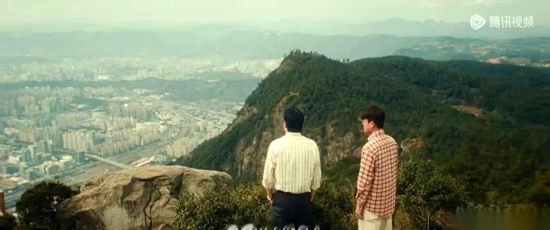 央视八套的国安大剧《交锋》刚开播，收视率直接顶破2.34%拿下全国第一。但满屏滚动的弹幕，关注点全跑偏了。
王凯和彭昱畅在剧中穿梭的虚构城市“闽州市”，明明是剧组在福州实打实取景拍了四个月的产物。可无数观众的手指疯狂敲击着键盘，屏幕上密密麻麻飘过同一句疑问：“这街景，这地形，怎么越看越像台北？”
别