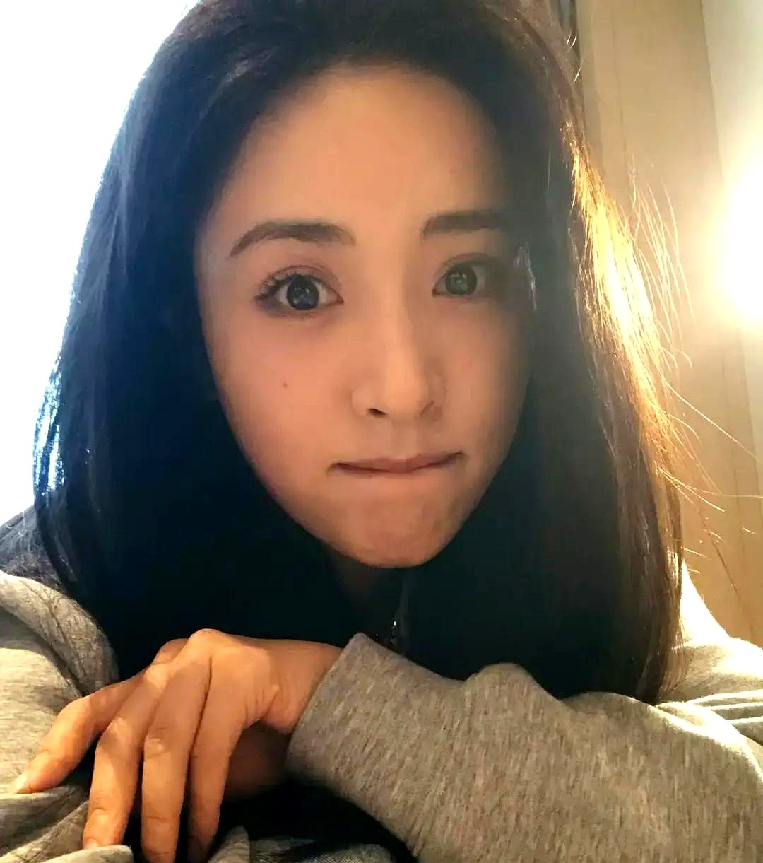 内娱现在敢在街头巷尾瞎溜达、不在乎包袱的女明星，真不多见了。

10月20号，沈月发了一组随拍，文案写着“阳光又爱溜达一人”。没有天价高定，没有精修五官，就是路边的树荫、晃眼的阳光，还有眯着眼的大笑。

看多了其他艺人像交时尚作业一样的摆拍，背景虚化得人都快抠出来了，回头看沈月这种生活抓拍，这股明媚
