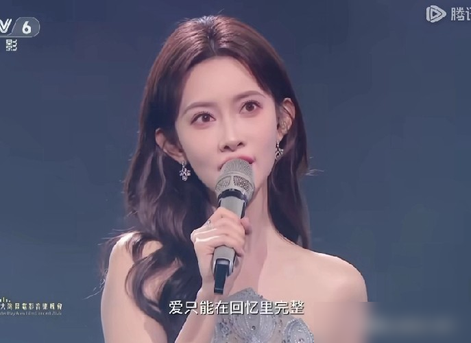 孟姐开口，王鹤棣笑到从椅子上掉下去，现在她居然把音唱准了
《桃花坞》里她一张嘴，原唱都得愣三秒，毛不易捂脸，汪苏泷直接喊停。网友封她夺命歌姬，跑调跑出自己的调，全民玩梗。
结果昨晚湾区晚会，她跟江语晨唱《最后一页》，音准在线，气息稳得一匹。评论区炸了：这哪是五音不全，这分明是装了三年。
综艺里