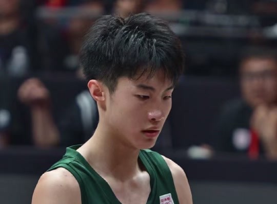 据篮球媒体人消息，年仅18岁的年轻球员夏振峰离开广东男篮，正式加盟广州龙狮。夏振峰此前在广东青年队成长，身体条件出众，具备不错的运动天赋。来到广州之后，他将跟随球队进行训练，争取在后续获得登上职业赛场的机会，广州也持续在年轻球员方面进行储备。