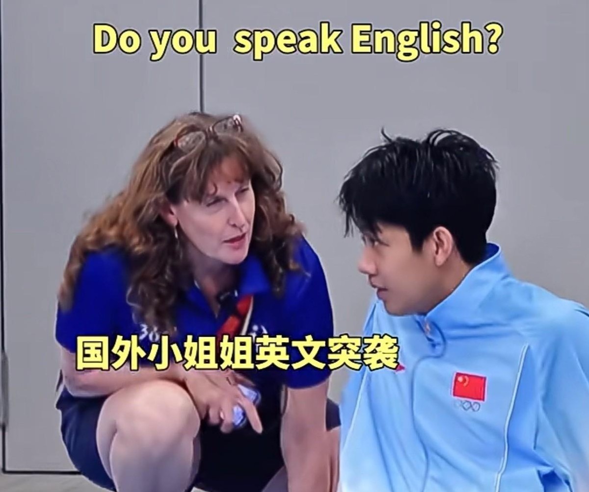 张展硕在亚运会拿了七块金牌，还是复旦新闻系的学生，这两件事同时发生在一个18岁年轻人身上，本身就够让人愣一下了。七金什么概念？单届亚运夺金最多的游泳运动员，追平了尘封44年的纪录。泳池里他是绝对王者，教室里他得跟普通大学生一样上课写作业交论文。很多人只看到天赋，但我觉得真正值得琢磨的是：顶尖运动员的